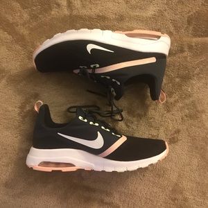 Nike Women Air Max Motion Racer 2